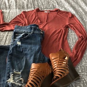 😍 love this shirt with booties